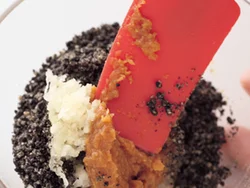 カラダ温め食材の黒ごまとみそ、にんにく。練りごまは、よりカロリーが上がるのですりごまを使って。先に混ぜ合わせてから鍋に溶き入れると味むらが出ない。