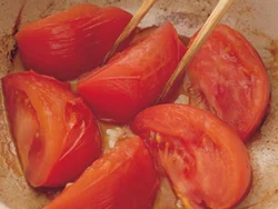 トマトは焼きつけると甘みが増す。そのままスープを加えて煮ると煮くずれるので、いったん取り出して煮立て、ほかの具を加えるタイミングで戻し入れる。