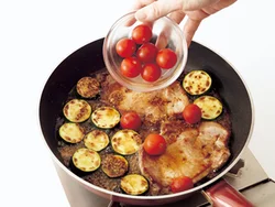 ミニトマトは火の通りが早いので、肉とズッキーニを焼きつけ、たれを加えたところに入れる。