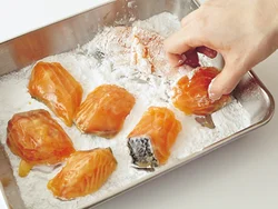 鮭に片栗粉の入った下味をもみ込み、さらに片栗粉をまぶすことで食感とボリューム感がアップ。