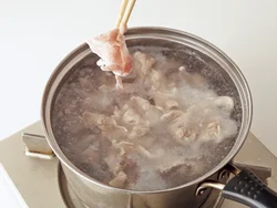 肉に片栗粉をまぶしてゆでると、やわらかくゆで上がり、たれのからみもよくなる。
