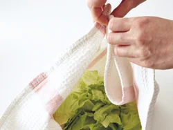 使う分を手でちぎり、食べる直前にたっぷりの冷水に数分つけるとシャキッとした食感になる。