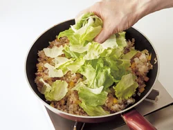 レタスは火の通りが早いので、仕上げに加えてさっと炒め、シャキッとした食感を残す。
