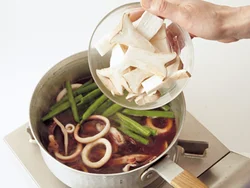 いかを加えてひと煮立ちさせたら、アクを除いて野菜を加え、煮汁のうまみを吸わせるように煮る。