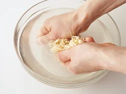 切り干し大根は汚れを流す程度にもみ洗いして使うので、もどす時間がかからず時短になる。