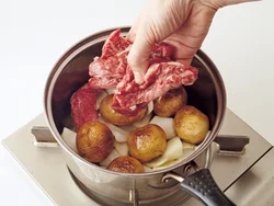 じゃがいもをこんがりと炒めることでコクをアップさせてから、玉ねぎ、肉の順に加えて炒める。