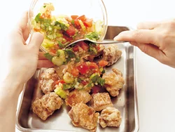 から揚げをバットに並べたところにマリネ液をかけると、味がしみこみやすい。