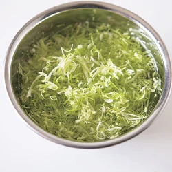 せん切りにしたキャベツは水にさらして。シャキシャキとした食感がとんカツのサクッとしたころもに合う。