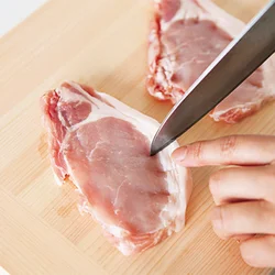 赤身と脂身の間の筋を切ると、揚げたときの肉の縮みをやわらげ、反り返りを防ぐことができる。食感もよくなる。