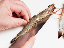 あれば頭つきのえびを使うと、うまみが出て奥行きのある味になる。横にして腹から包丁を入れると、殻ごと切りやすい。