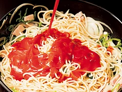 ゆでる前のパスタと同じくらいの量のトマトケチャップ。メーカーはスーパーでも手に入る一般的なもの。恐れずにドバッと入れて！