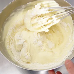 強力粉で作ると独特な歯ごたえの生地になる。混ぜるときは、泡立て器のほうがメレンゲの泡を消さずに混ぜられる。