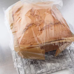 生地がパサつかないように、網ごとポリ袋に入れ、包むように口を折りたたみ、そのままさめるまでおくと、しっとり仕上がる。