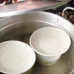 だし汁が多めの卵液を、弱火でじっくり蒸すのでやわらかい仕上がりに。竹串を刺すのが面倒なら、器を揺らしてみて、固まっていればOK。