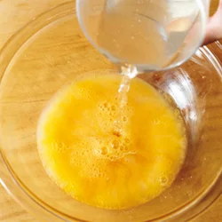 だし汁に代えてとりガラスープを加えて混ぜると、中華風に。仕上げにごま油をたらすとさらに風味がアップ。