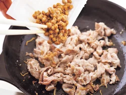 肉は炒め過ぎるとかたくなるので、色が変わったら納豆をフライパンに加えてさっと炒め合わせて。