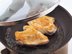 とりむね肉は切らずに蒸し焼きにすることで、しっとりやわらかな食感に仕上がる。