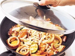 キムチと相性のいいチーズを、蒸し焼きにして溶かして。キムチにからんで辛みがマイルドになる。