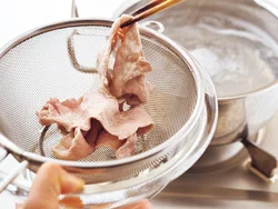 肉をさっとゆでたら、水にはとらない。そのままざるでさますと水っぽくならず、うまみが残る。