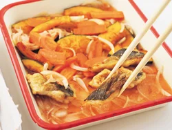 野菜とあじは揚げて油をきったら、熱いうちに南蛮だれに加えると味がよくしみる。