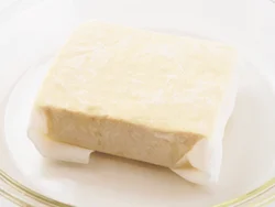豆腐は電子レンジを使って水きりをすれば時短に。ペーパータオルが水分を吸ってくれる。