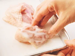 水溶き片栗粉のころもをしっかりつけて。ザクザクとした食感に揚がり、食べごたえ満点。