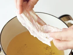 豚肉に片栗粉をたっぷりとまぶし、１枚ずつ広げながら鍋に入れて揚げると、パリッとした食感に。たれをかけても食感をキープ。