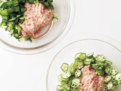 肉だねを分けたら、きゅうりとオクラをそれぞれに加えて練り混ぜる。夏野菜をたっぷりと使って、さっぱり味に。