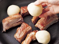 肉全体にしっかりと焼き色がついたら、じゃがいもを加える。肉から出た脂をじゃがいもが吸って、うまみがアップ。