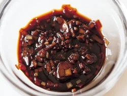 アリシンの多いにんにくは豚肉の味と栄養をサポート。にんにくはみじん切りにしてからしょうゆに漬けるほうが、早く漬かる。