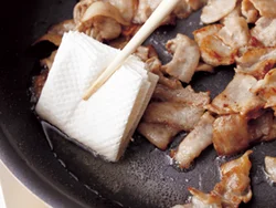 豚バラ肉は炒めると脂が多く出るので、余分な脂をペーパータオルで取る。仕上がったときに油っぽさを軽減できる。