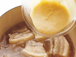 みそは２度に分けて入れる。煮汁で溶いて加えて肉を煮込み、味をなじませる。最後に再び煮汁で溶いてかけ、風味よく仕上げる。