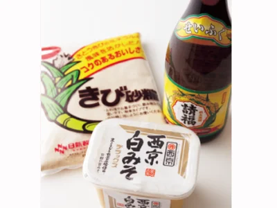 【材料について…】
沖縄で通常使われる調味料を、手に入りやすいもので代用した。
左／砂糖は黒糖の代わりに風味のあるきび砂糖で。
右／酒は泡盛を使ったが、焼酎でもOK。
手前／沖縄白みそは、西京みそで代用。