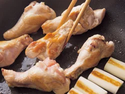 手羽元、ねぎは表面を焼きつけて、こうばしさをプラス。味つけの黒酢のコクやうまみも加わり、塩分控えめでもおいしくなる。