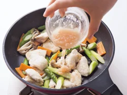 酢には塩味を引き立たせる効果があるので、塩は控えめでよい。肉に片栗粉をまぶしてあるので味もよくからむ。