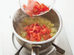 トマトは形がくずれる程度に炒めることで、うまみが凝縮。これがスープの味だしになり、塩の量を抑えられる。