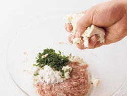 ひき肉に塩を加えてよく練り混ぜてから、残りの材料を入れて混ぜると、ふっくら焼き上がる。