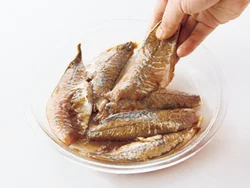 あじにウスターソースとおろしにんにくで下味をつけると、臭みが抑えられ、さめてもおいしい。