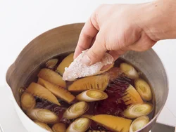 そぎ切りにしたささ身に片栗粉をまぶして煮ると、肉がかたくならず、煮汁のからみもよくなる。