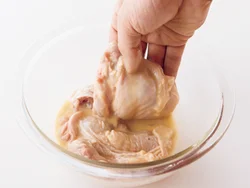 片栗粉に水、しょうゆを加えたドロッとしたころもをからめると、しっかりとした食感に揚がる。