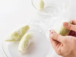 皮をむいて水にさらしたなすを１個ずつラップで包んで電子レンジで加熱すると、火の通りがよい。