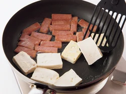 豆腐は水分をとばしながらランチョンミートから出た脂でしっかり焼き、風味をアップさせる。
