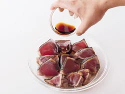 かつおに下味のしょうゆとポン酢じょうゆをからませると、サラダにしたときに味がうすまらない。