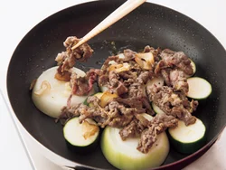 野菜に肉をのせ、ふたをして蒸し焼きにすると火が通りやすく、肉のうまみもしみこむ。