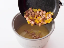 ベーコンとパプリカをバターで炒め、油ごと加えると、風味がよく、ご飯がパラッと炊き上がる。
