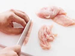 とり肉は１cm厚さのそぎ切りにしてから１cm幅に切ると、１cm四方の棒状に切りやすい。