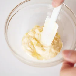 具がシンプルなので、にんにくマヨネーズを味のアクセントに。食べたときににんにくがほんのり香るくらいが◎。