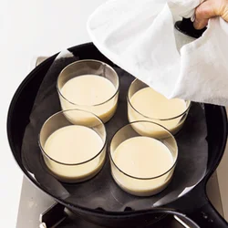 蒸すときは、プリンの器に湯が入らないように注意する。このときプリンの表面に泡があれば、竹串で潰すときれいに仕上がる。