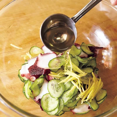 【こんな使い方がおすすめ】
＜そのままかけて あえものに＞ 
食べやすく切った野菜や海藻にそのままかければ、すぐに副菜になる。青菜にかければ酢のきいたおひたしに。また、すし酢代わりにご飯に混ぜても○。

＜酢にさらに 薬味調味料を加えても＞
練りわさびや練りがらし、おろしにんにくやおろししょうがなど、辛みや風味のあるものを混ぜるとまた違った味わいに。味のバリエーションも広がる。