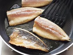 あじは片栗粉をまぶし、多めの油で揚げ焼きにすることで、表面をカリッとさせる。あんとのなじみもよく、ご飯が進むおかずに。